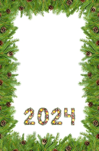 Фото Фон рождественского вечера и номер 2024 сделаны ветвями рождественского дерева, изолированными на белом фоне
