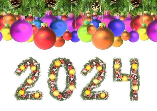 写真 クリスマス・イブの背景と2024の数字 クリスマス・ツリーの枝が白い背景に隔離された