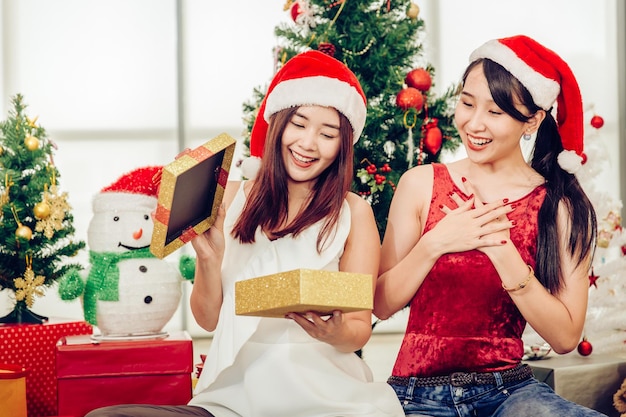 クリスマスイベント10代の女の子の友人が年末年始に一緒に幸せなプレゼントギフトボックスを与える