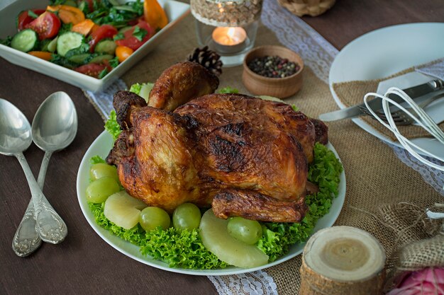 Рождественский семейный обеденный стол. Запеченная курица. Праздничный стол. Сервировка стола. Представляет . Новый год. Вид сверху.