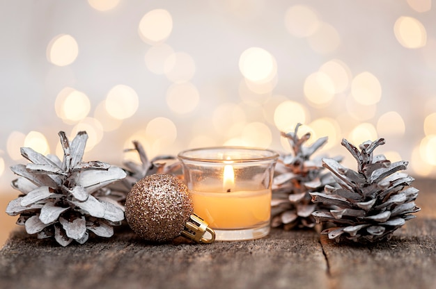 Рождественский праздничный фон из елочных украшений и горящей свечи