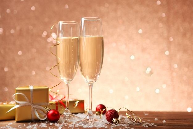 Sfondo festivo di natale con champagne in bicchieri