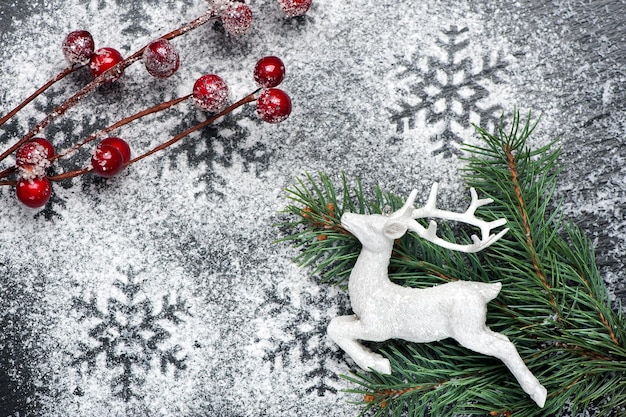 Фото Рождественский праздничный фон с белыми оленями