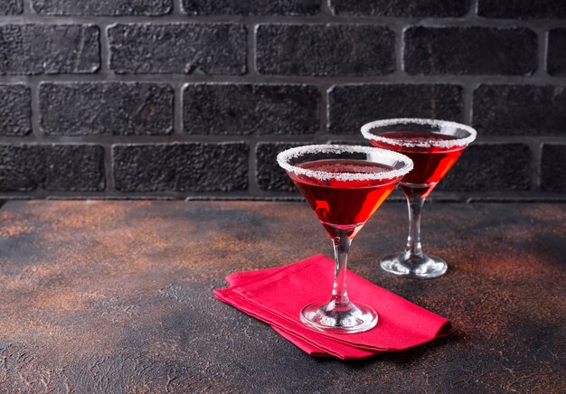 Cocktail festivo rosso martini di natale