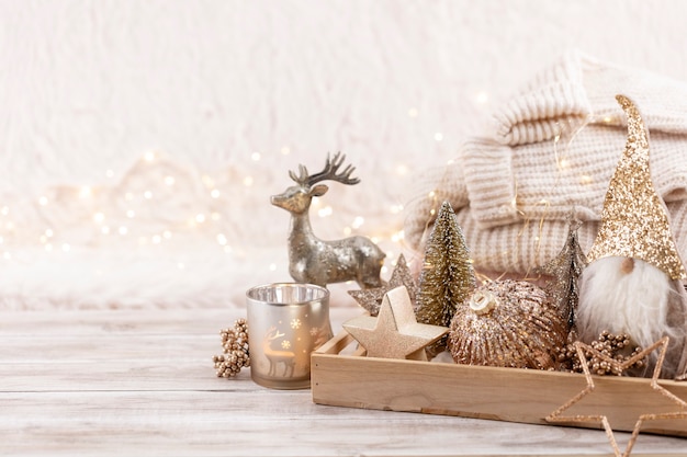 クリスマスのお祝いの居心地の良い装飾は、木製の背景、家の快適さと休日の概念の静物です。