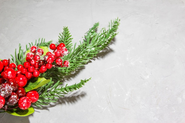 Foto composizione floreale in stile festivo natalizio rami di abete bacche rosse di sorbo e foglie verdi