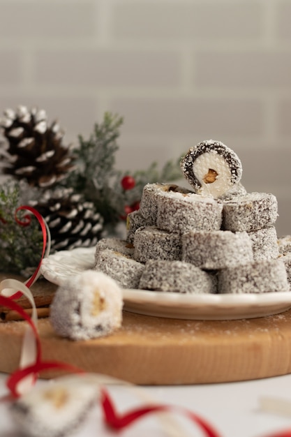 白い背景の上の季節の装飾とクリスマスのお祭りのお菓子