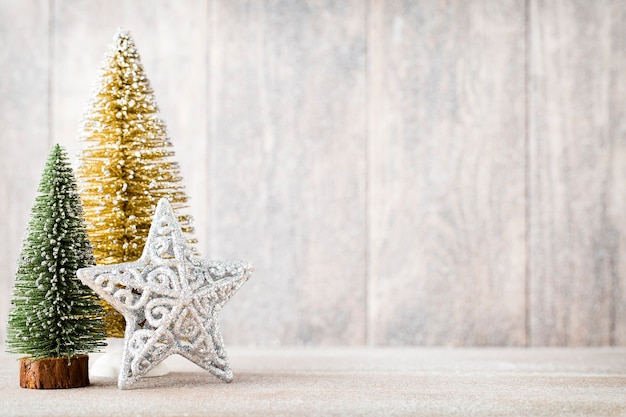 木製の背景に、クリスマスのモミの枝と装飾。