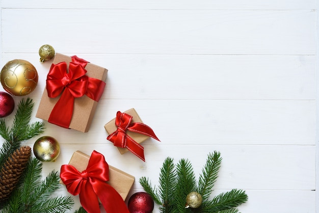 贈り物や装飾が施されたクリスマスのモミの枝