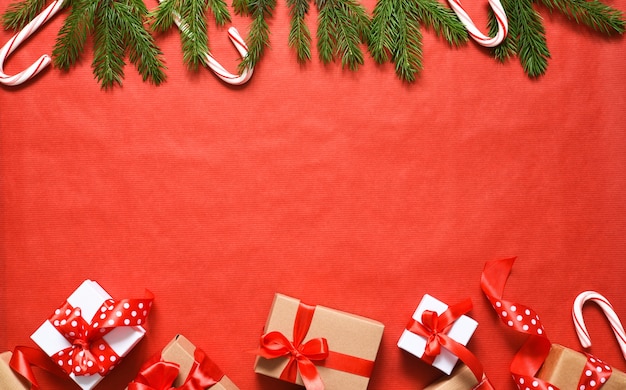 Рождественские еловые ветки с подарками и украшениями