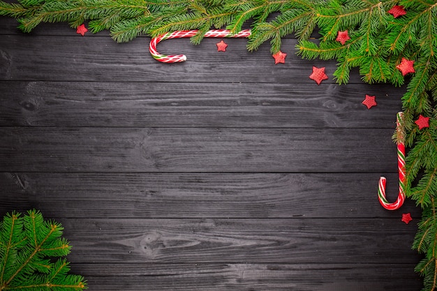 Foto albero di abete di natale su fondo di legno nero