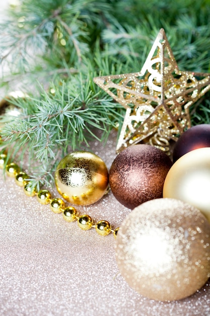 クリスマスのモミの木の枝、ゴールデンスター、茶色のボール。