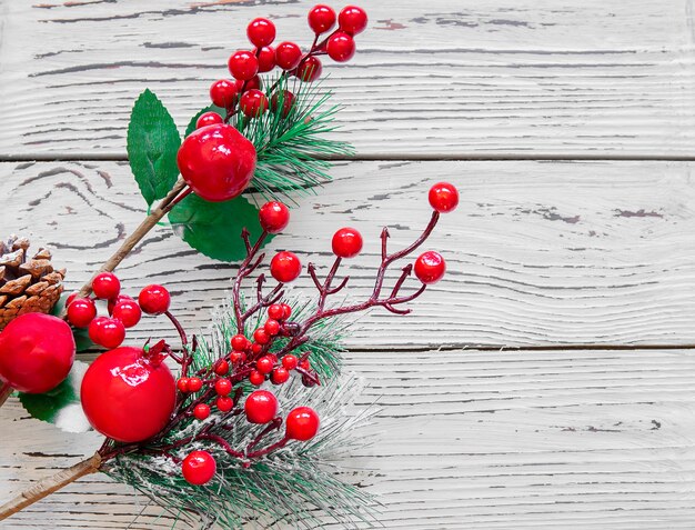 クリスマスのモミの木の装飾と木の上の赤い果実の枝。メリークリスマスの家の装飾。新年のグリーティングカードのコンセプト、平干し