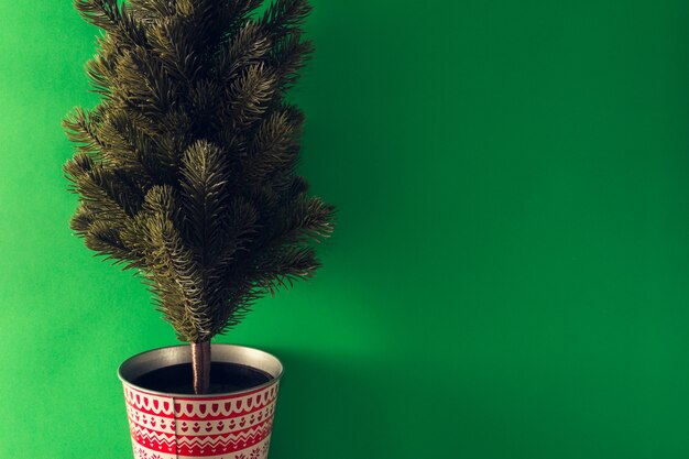 緑の背景にクリスマスのモミの木。スペースをコピーします。セレクティブフォーカス。
