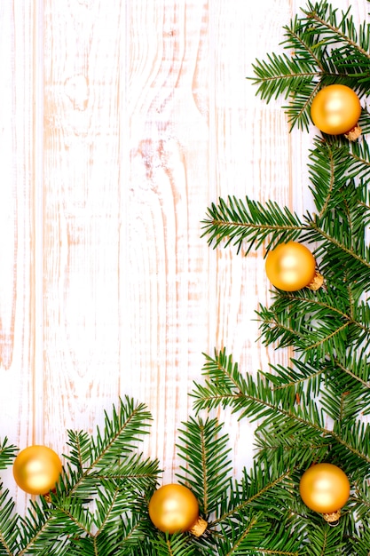 白い木製の背景にクリスマスのモミの木。