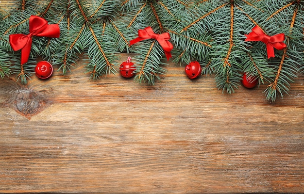 Abete di natale su superficie di legno