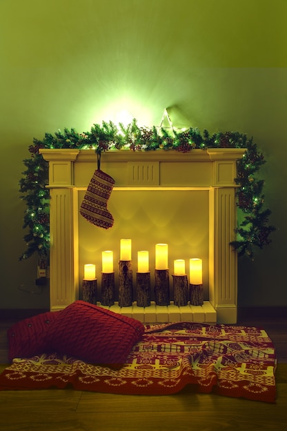 사진 양초와 장식용 가문비나무가 있는 크리스마스 벽난로
