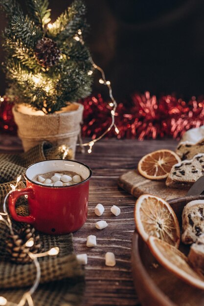 Photo christmas flat lay cake on a wooden table