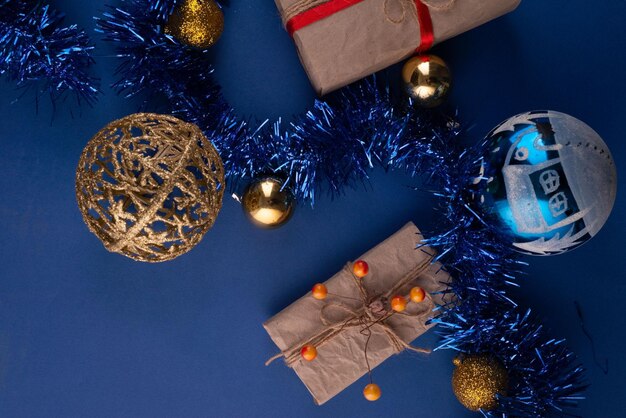 Photo christmas flat lay on dark blue background with gifts