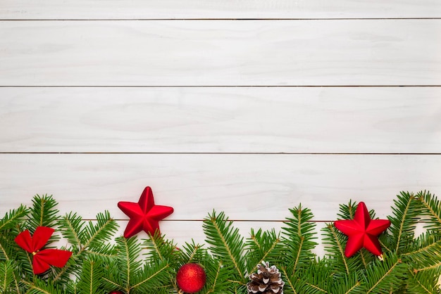 底に装飾が施されたクリスマスフラットレイシーンきれいな白い木の表面にスペースをコピーする