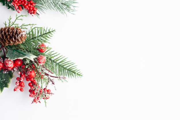 クリスマスフラットレイ、トウヒの小枝、赤いベリーとコーン、コピースペース