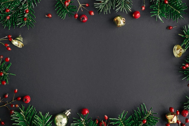 クリスマス フラット レイアウト スタイリッシュなクリスマス ツリーの枝赤い果実ゴールドつまらないフレーム ブラック