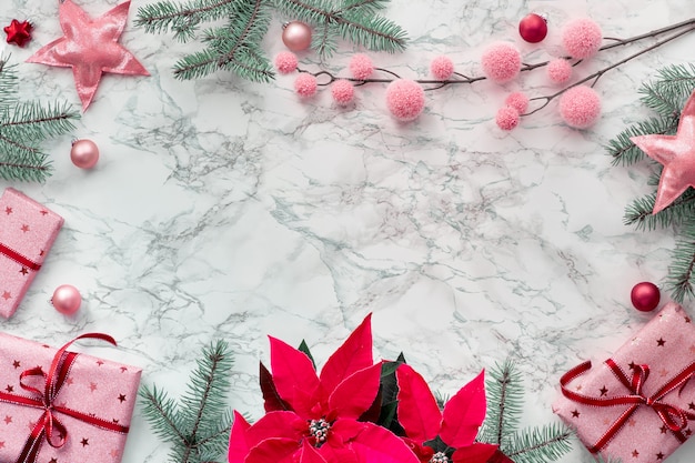 活気に満ちたフクシア色のポインセチアで作られたフレーム付きクリスマスフラットレイ