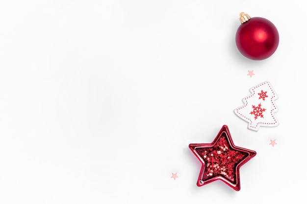 Фото Рождественская квартира лежала с красными шарами, белыми звездами и елкой на белой бумаге