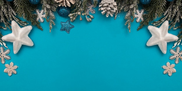 クリスマスフラットは青にトウヒの小枝で横たわっていた