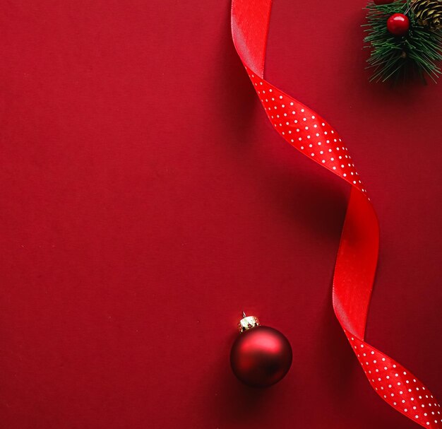 Рождественский плоский и праздничный дизайн-концепция украшение украшения и рождественская подарочная упаковка на красной бумаге ...