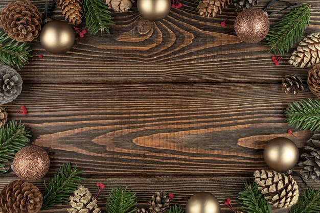 Foto natale in modo piatto su fondo di legno scuro con lo spazio della copia nel centro.