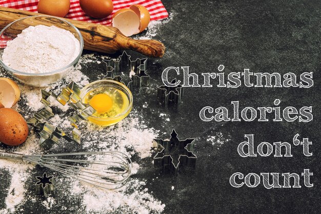 クリスマス料理。ベーキング材料と通行料。小麦粉、卵、めん棒