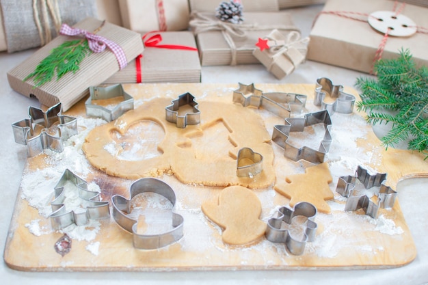 크리스마스 음식. 크리스마스 나무의 형태로 크리스마스 쿠키 생강. 선물과 thuja. 가정식. 반죽과 곰팡이.
