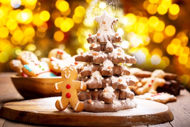 ジンジャーブレッドクッキーと粉砂糖で作った雪で作ったクリスマスフードクリスマスツリー