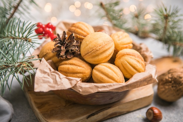 クリスマス料理。ショートブレッドのクルミの形をしたクッキーoreshkiとキャラメル。