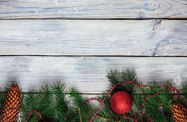 Photo christmas frame made of fir branches christmas balls and cones view from above