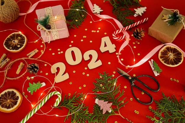Рождественская рамка с рождественской елкой и подарками на зеленом фоне Зимние праздники Верхний вид плоский рождественский шаблон оформление поздравительная открытка с цифрами 2024