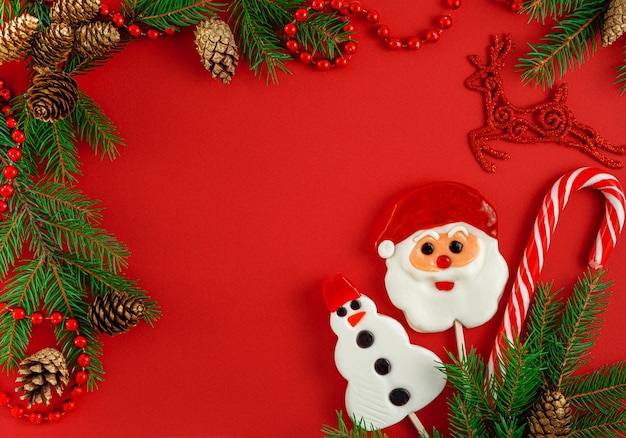 전통적인 사탕, 모피 및 빨간색 콘 크리스마스 프레임
