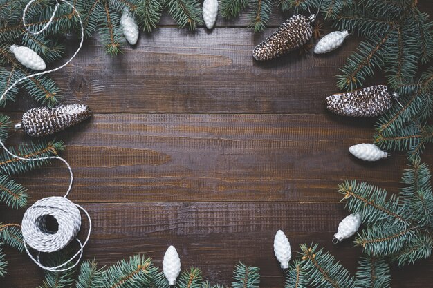 나무 보드에 흰색 장신구와 크리스마스 프레임