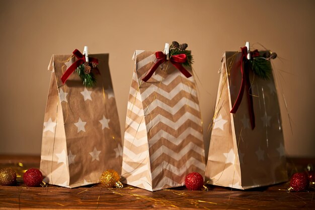 Фото Рождественские сумочки с украшениями и рождественскими украшениями