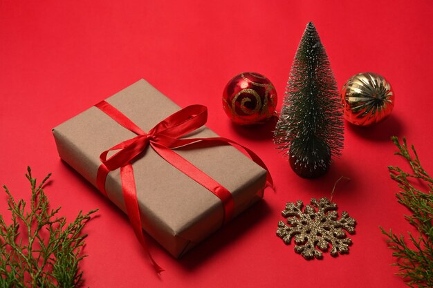 크리스마스 선물 상자와 빨간색 배경에 크리스마스 장식품