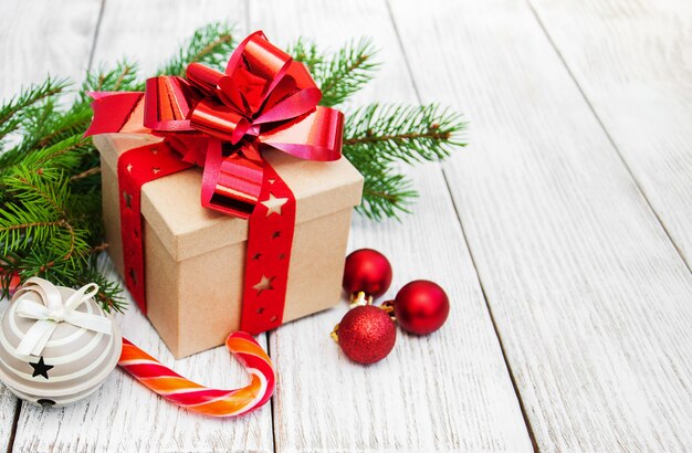 Рождественская подарочная коробка и шары
