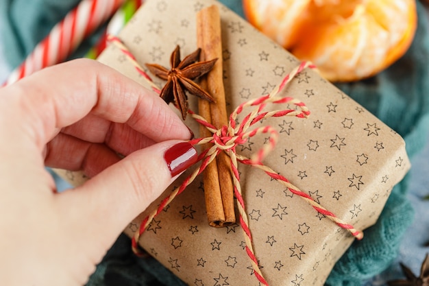 Confezione regalo di natale, bastoncino di zucchero, mandarini