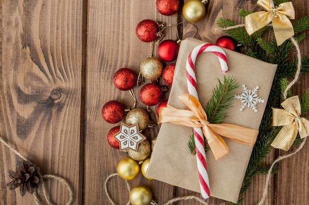 나무 테이블에 크리스마스 선물 상자, 장식 및 전나무 나무 가지.