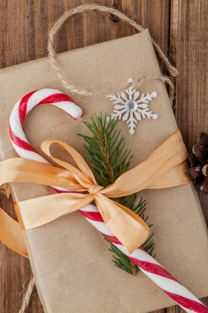 Christmas gift box, food decor en fir tree branch op houten tafel
