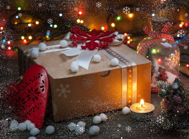 Рождественская подарочная коробка с елочными украшениями