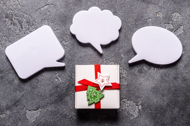 Photo christmas gift box with dialogue bubble