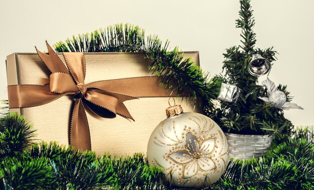 素敵な装飾が施されたクリスマスギフトボックス