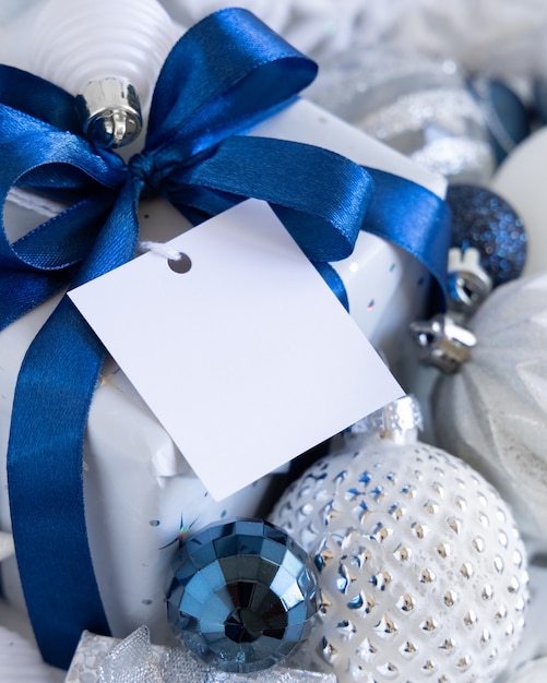 Confezione regalo di natale con etichetta regalo quadrata vuota, mockup