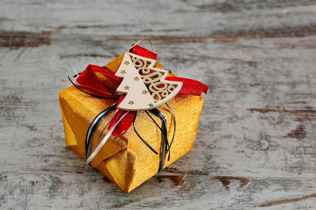 Foto scatola regalo di natale a forma di albero.